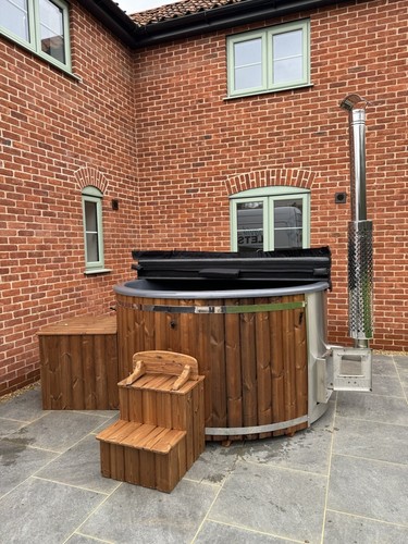 Hot tub with wood - tub,